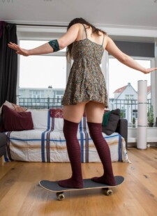 Amateur babe emilia glasses 02